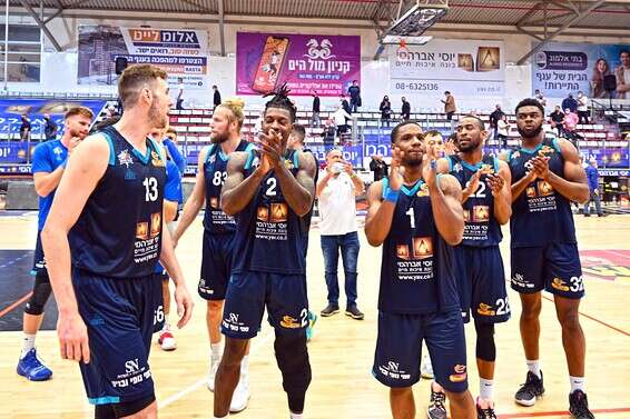 שחקני אילת. "זרים בקליבר אחר" // צילום: יהודה בן יתח